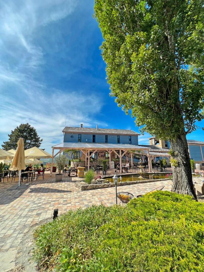 Hotel Hilltop Borbirtok&Étterem à Neszmély Extérieur photo