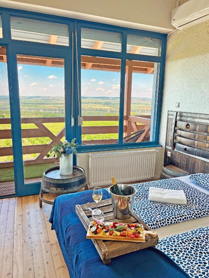 Hotel Hilltop Borbirtok&Étterem à Neszmély Extérieur photo